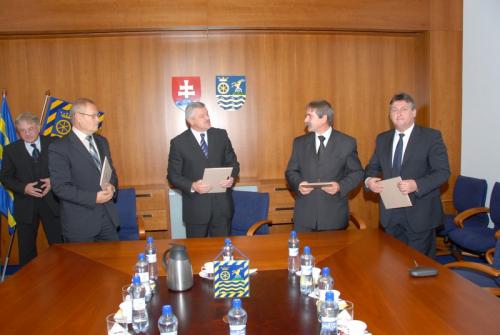Predseda TTSK Ing.&nbsp;Mikuš a&nbsp;zástupcovia združení pri podpise Memoranda o&nbsp;spolupráci , 10/2007